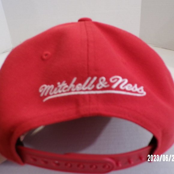 CHICAGO BULLS MITCHELL & NESS ( NBA ) RED ADJUSTABLE SNAPBACK CAP HAT - Picture 10 of 11
